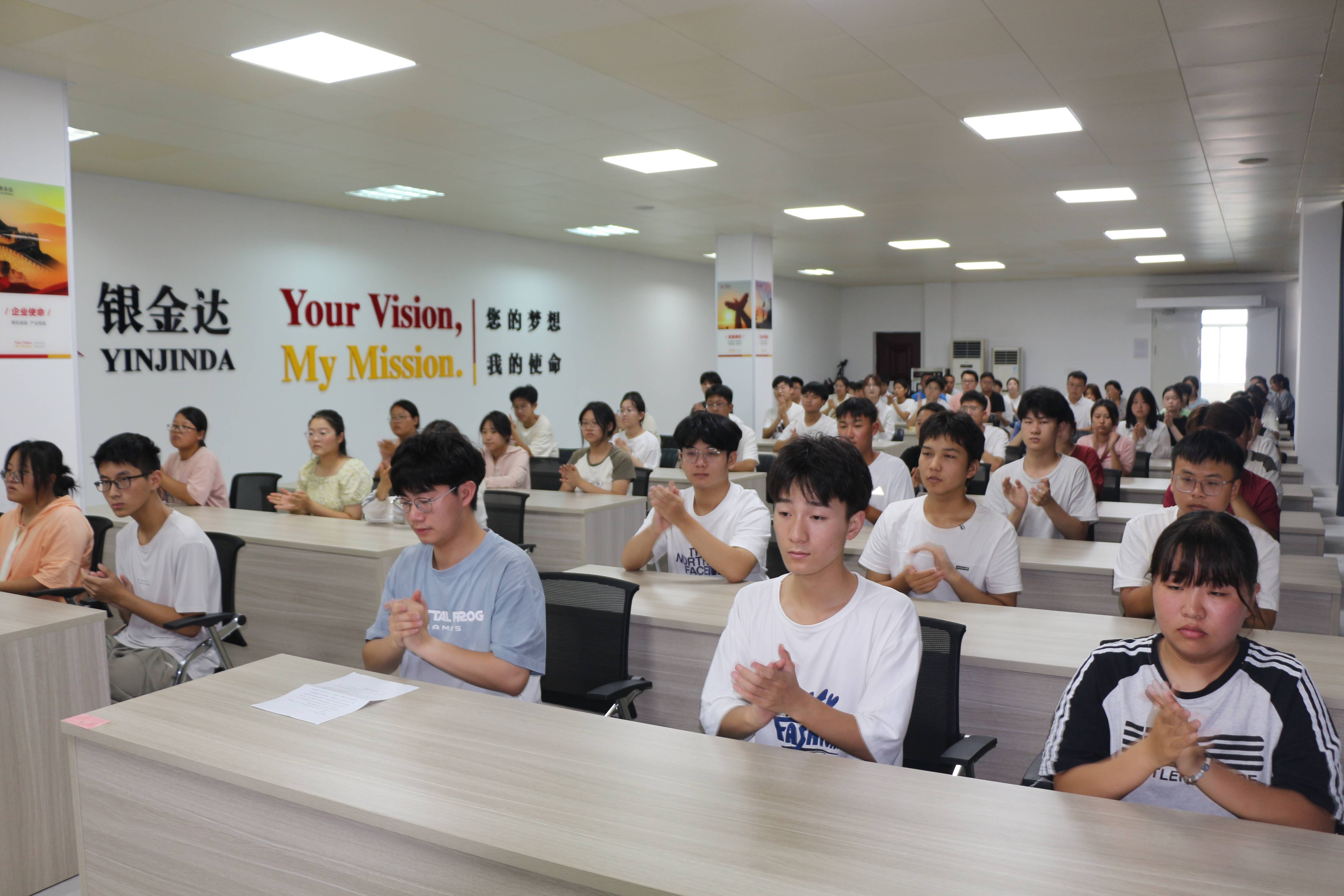 2、68名學(xué)子參加會議(1)